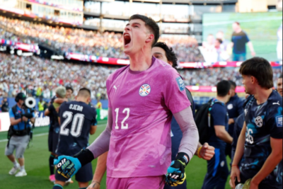 باع كل شيء من أجل ابنه.. كيف تحول أورلاندو جيل من أب مكافح إلى بطل باراجواي التاريخي في كأس العالم؟