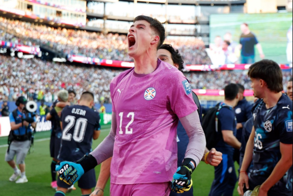 باع كل شيء من أجل ابنه.. كيف تحول أورلاندو جيل من أب مكافح إلى بطل باراجواي التاريخي في كأس العالم؟