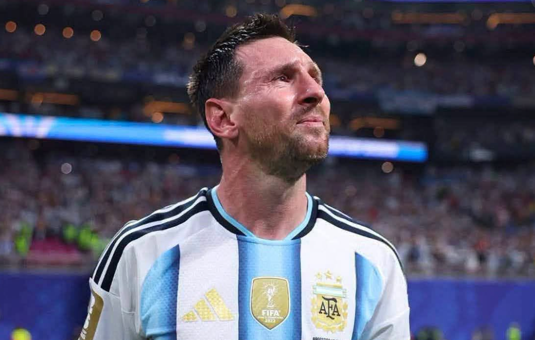 طيار إسباني يخدع مشجعي الأرجنتين داخل الطائرة بعد نهائي كأس العالم.. لحظات فرح تحولت إلى صدمة في ثوانٍ
