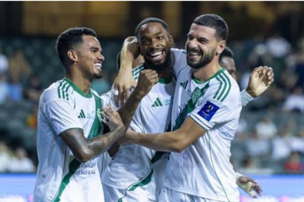 الأهلي يسقط أمام القادسية بثلاثية.. والاتحاد يقلب الطاولة على الفيحاء